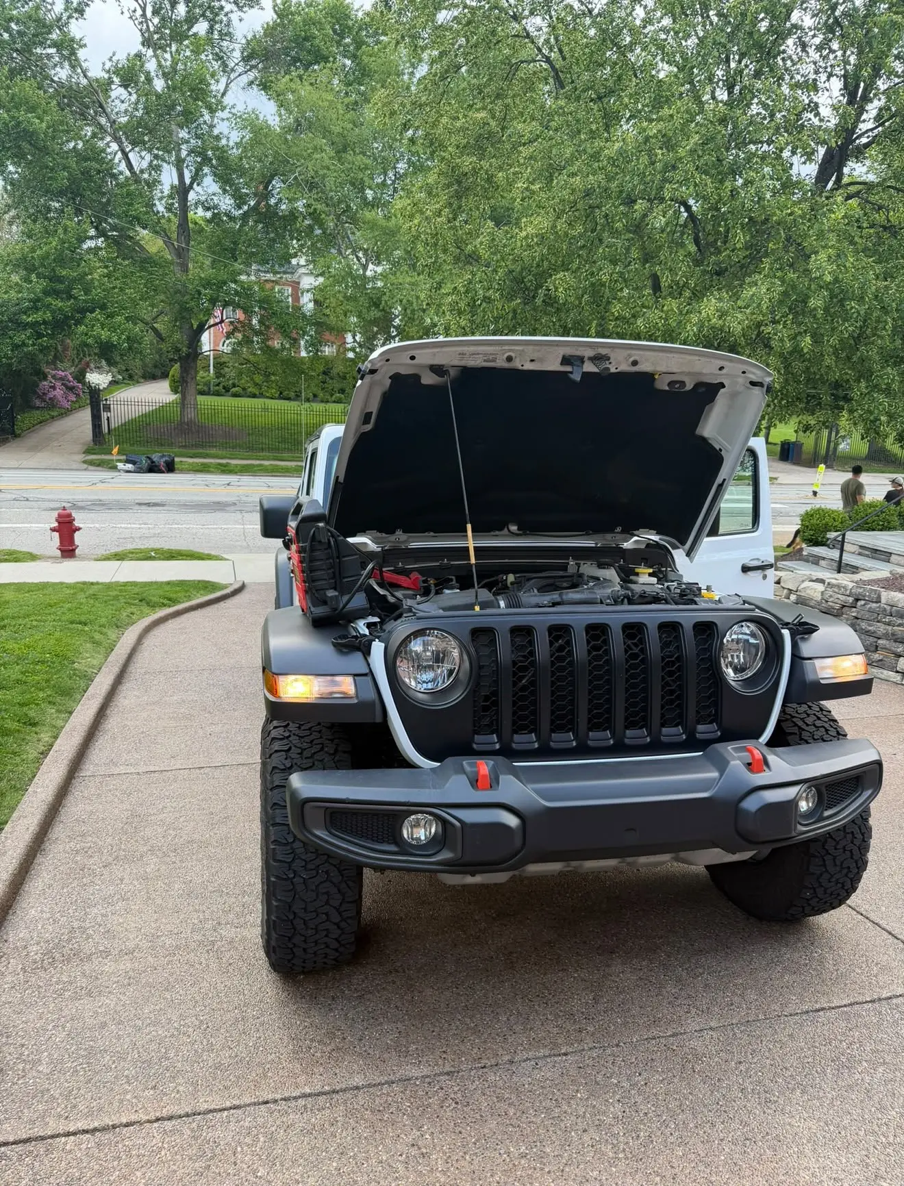 Jump start service on a black Jeep Wrangler in Columbus, OH