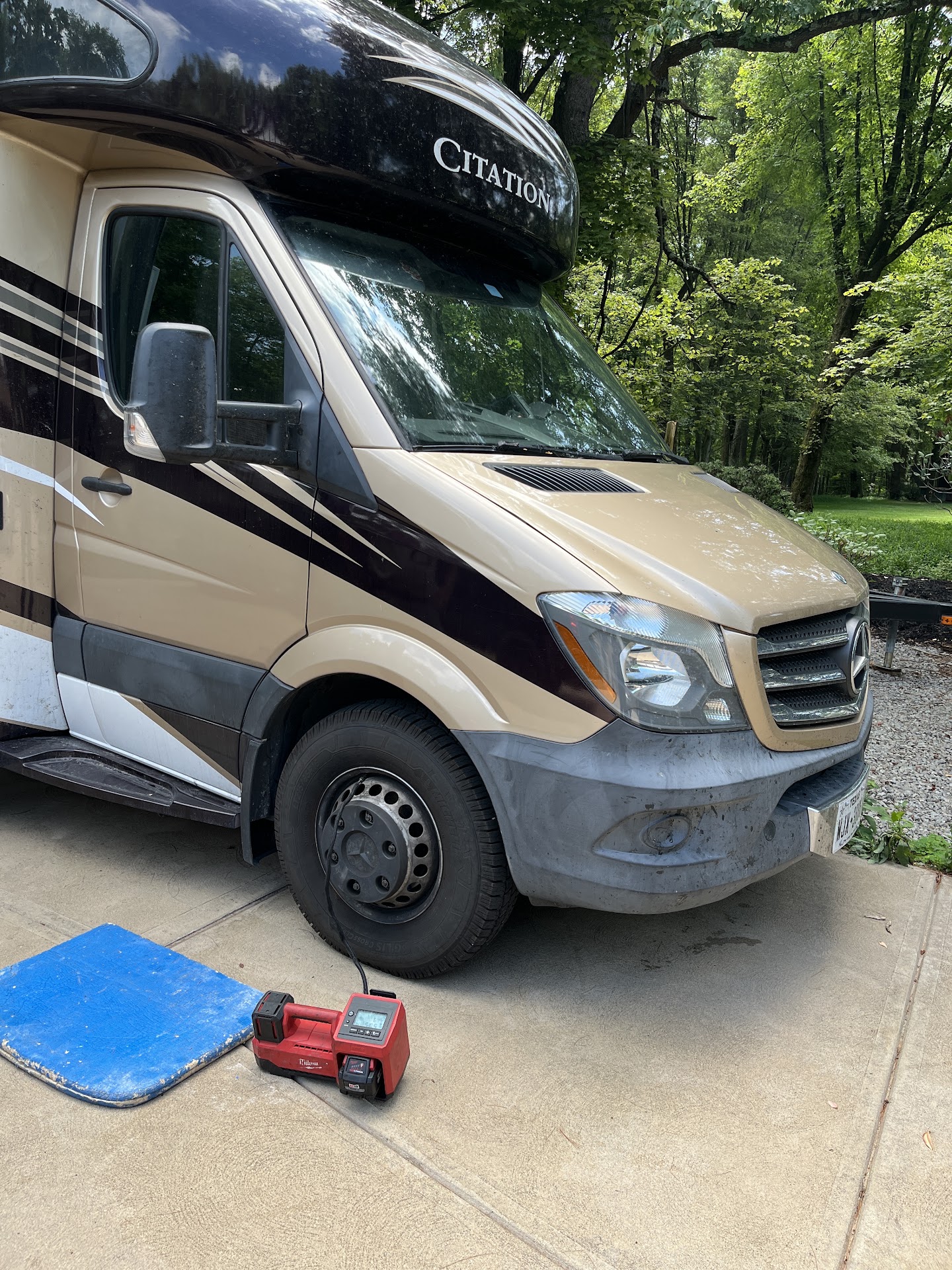 Roadmate technician jump starting a car battery in Columbus, Ohio