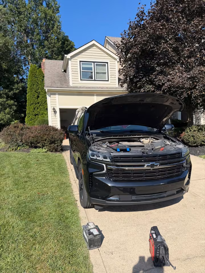 Roadmate technician performing a mobile battery replacement at the customer's location